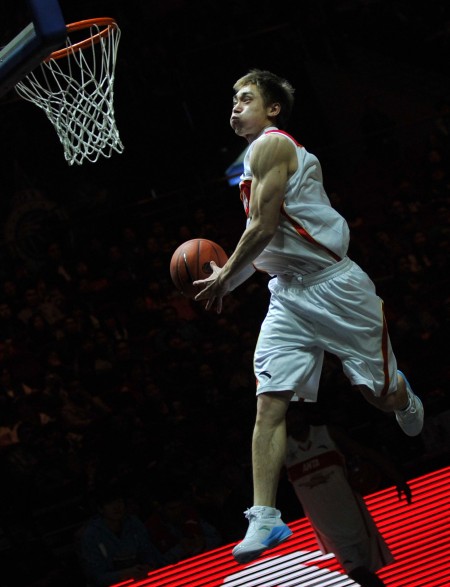 波杰姆斯基展现卓越传球技巧，助力巴特勒得分（波杰姆斯基妙传不断，巴特勒高效取分）