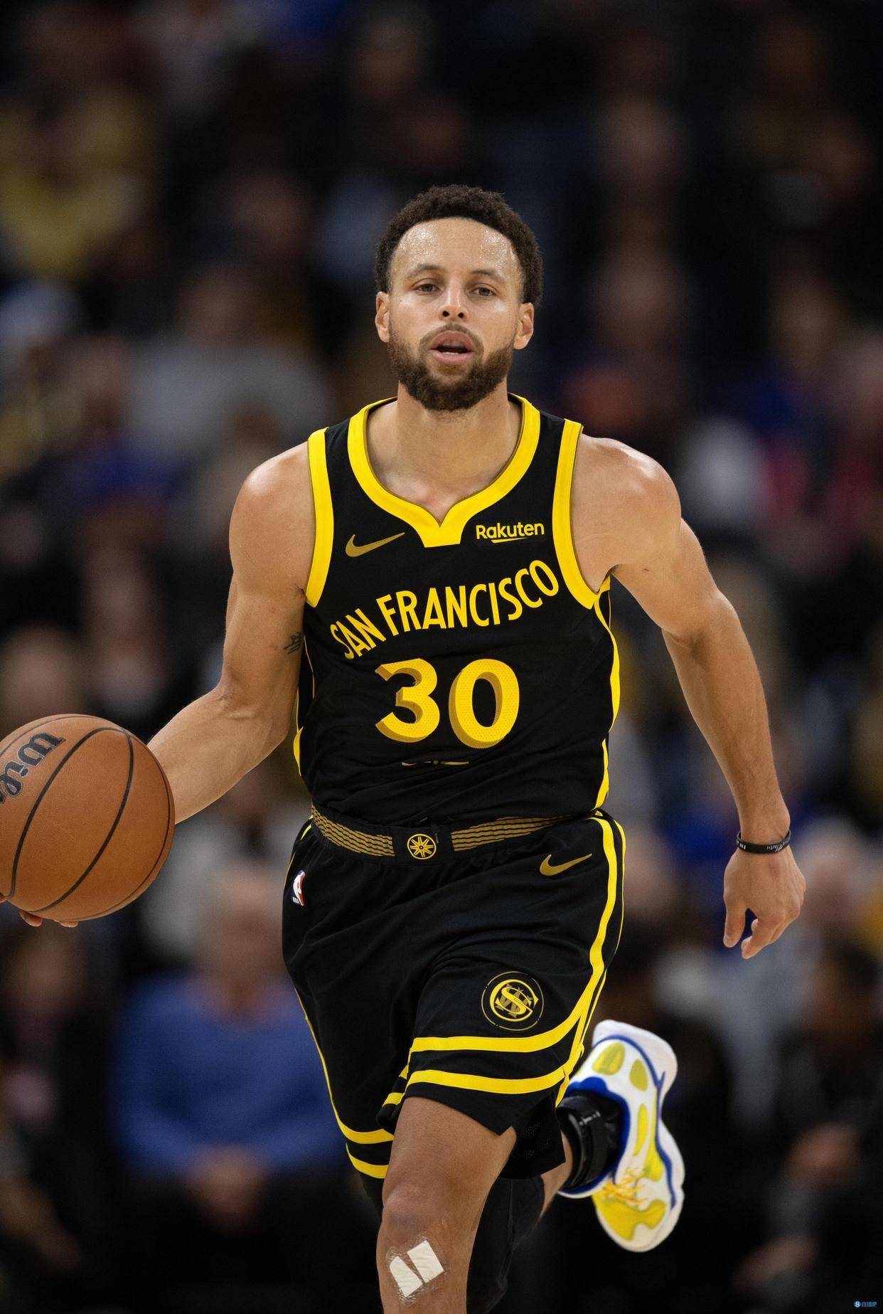 心情真不错！威少赛后戴墨镜参加发布会 貌似还带着一副双节棍（心情大好！威少赛后戴墨镜亮相发布会 疑似携带双节棍）