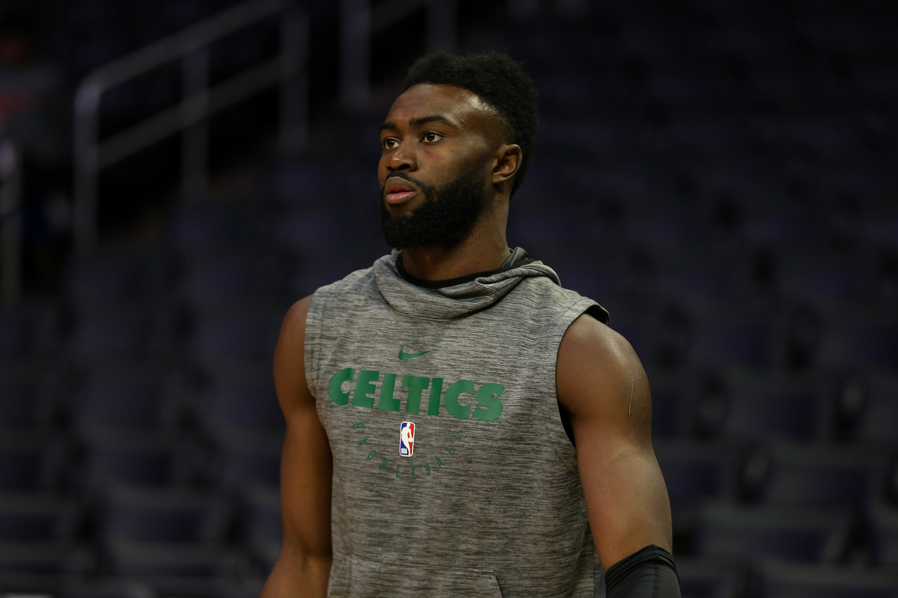 俄罗斯运动员谢尔盖-博伊在1800米高空踢球，挑战极限，引发热议。（俄罗斯选手谢尔盖·博伊海拔1800米踢球，上演极限挑战引发热议）