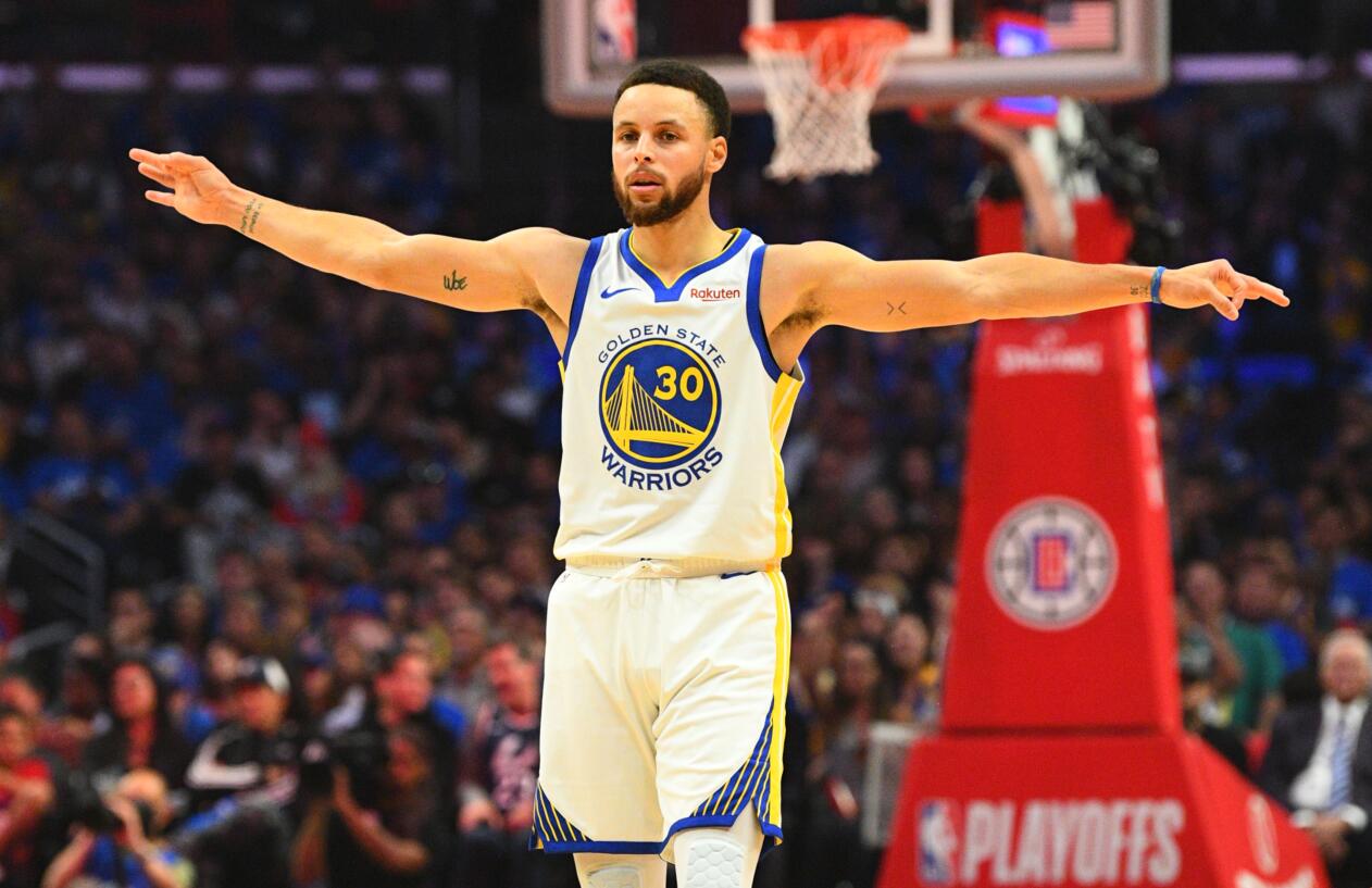 世界足球又一巨星宣布退役（又一位世界足坛巨星正式告别赛场）