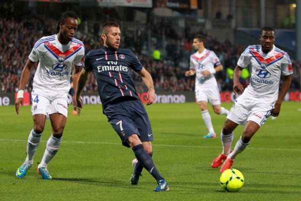 悉尼FC门将：在罗马尼亚输球就像一场葬礼，有人朝我扔东西（悉尼FC门将称在罗马尼亚客场失利仿佛参加葬礼，还遭球迷投掷物品）