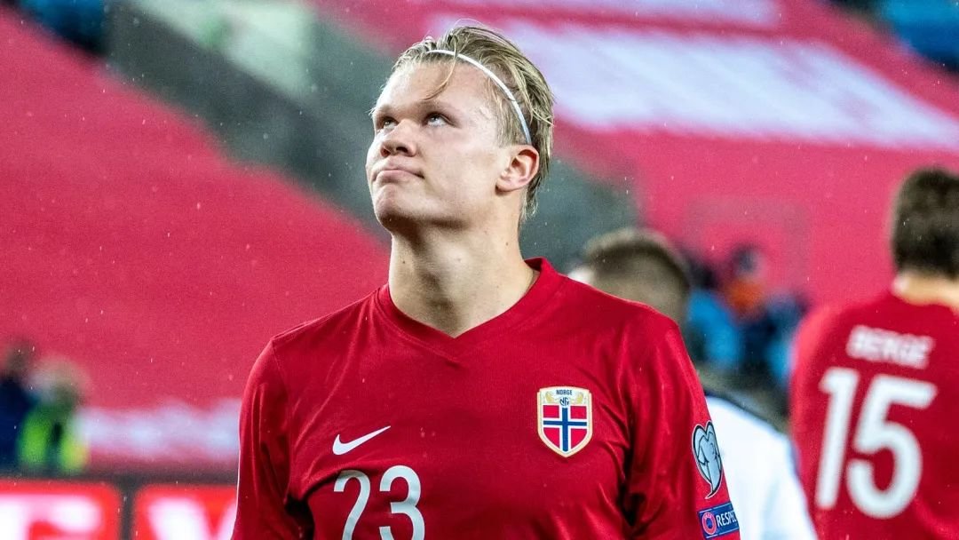 斯基拉：哈托今天与切尔西签约至2032年，并附带1年续约选项（斯基拉：哈托今日与切尔西签约至2032年，合同含1年延长选项）