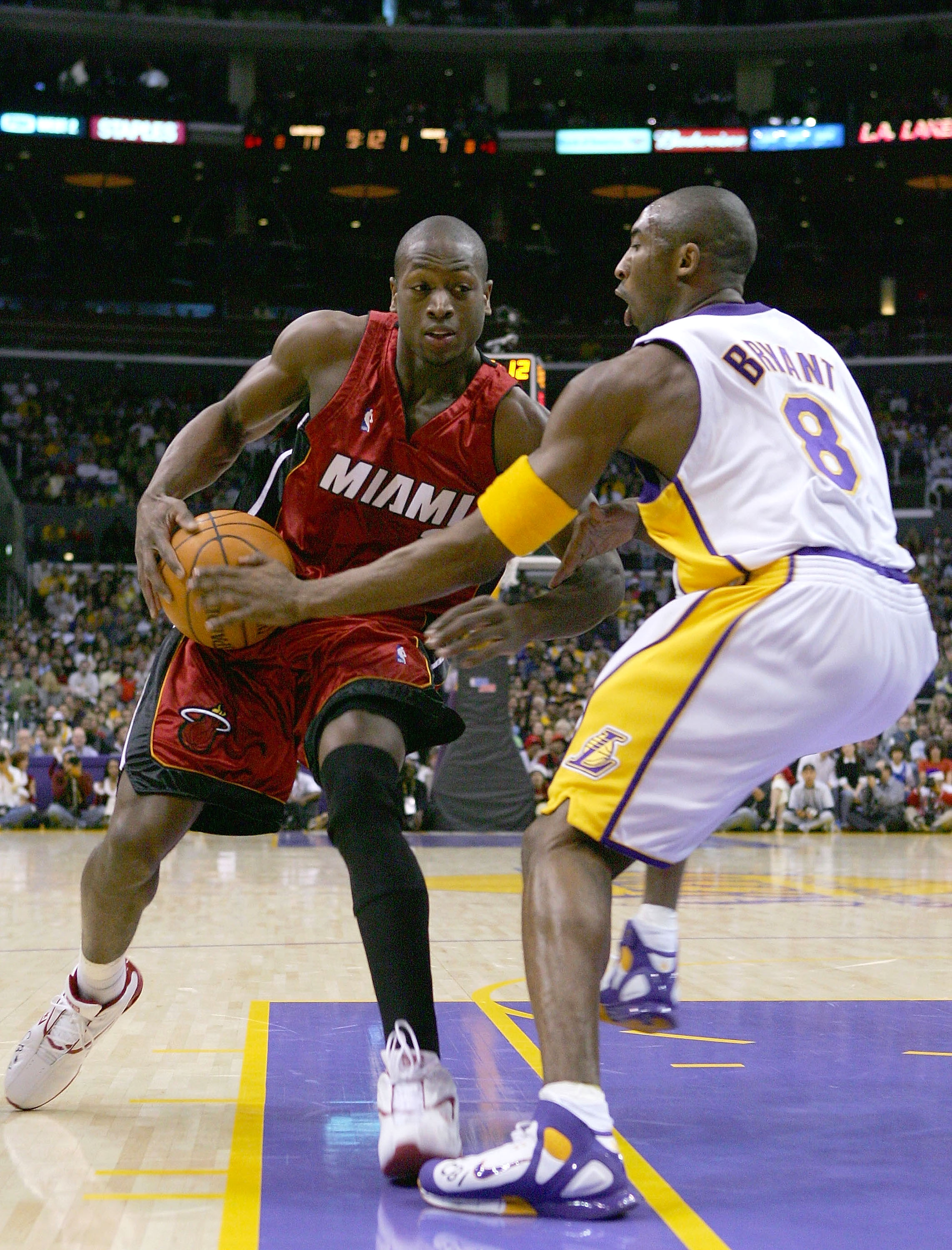 诺威尔彰显NBA级水准！战广州砍30分+战广东半场24分（诺威尔展现NBA级统治力：战广州轰30分，战广东半场拿下24分）