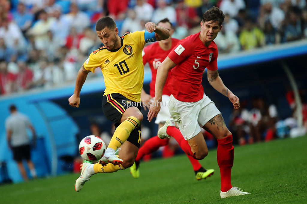 16岁的后卫萨蒙是继威尔希尔，道曼之后，第三位在...（继威尔希尔、道曼之后，年仅16岁的后卫萨蒙成为第三位在…）