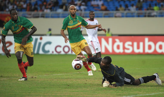 太阳报：里奇的主持人女友亮相米兰德比，透视装造型引发热议（太阳报：里奇主持人女友现身米兰德比，透视穿搭惹热议）