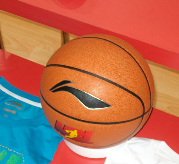 欧冠赛场精彩瞬间：皇马主场2-0取胜,（欧冠之夜高光时刻：皇马主场2比0告捷）