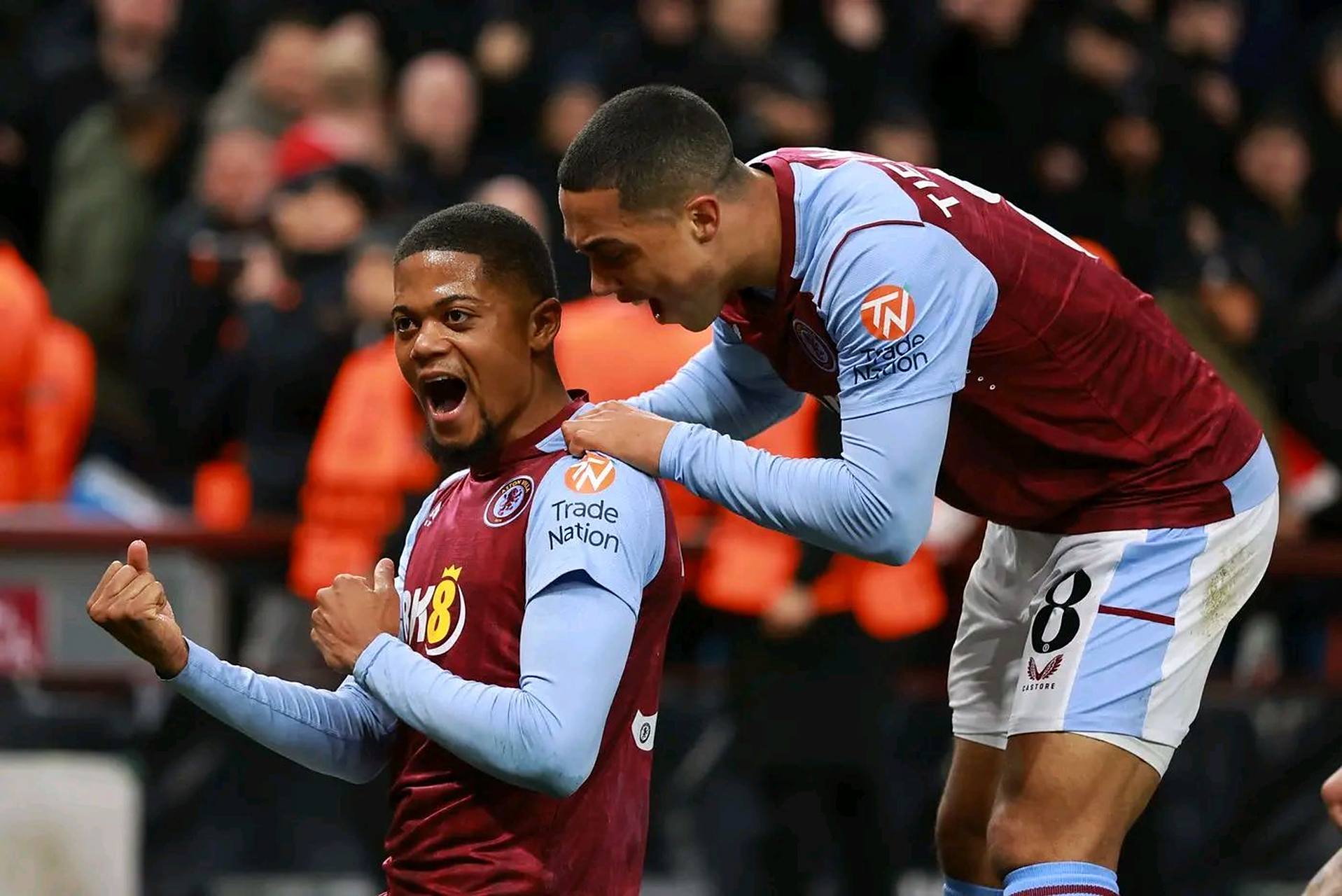 追星现场？这才是真正的双向奔赴！残特奥会赛场上，观众围着运动员们要签名！（这才是双向奔赴！残特奥会赛场成“追星”现场，观众争相向运动员要签名）