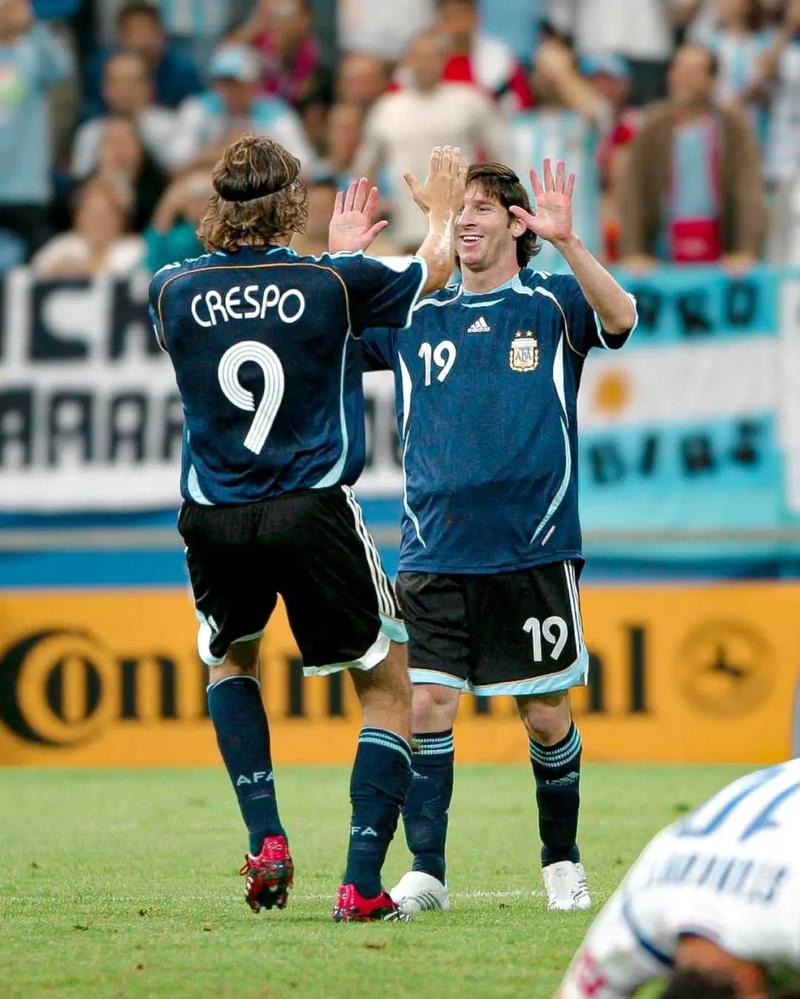 足球国足队内对抗赛出现精彩世界波（国足队内对抗赛上演惊艳世界波）