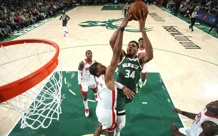 红牌出现 比赛形势急转直下（红牌一出，战局瞬间失衡）