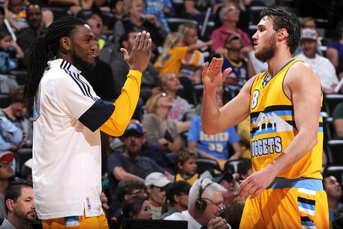 传统环节，利物浦全队戴圣诞帽在训练场拍大合照（利物浦延续传统 全队戴圣诞帽训练场大合影）