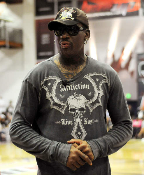 媒体人：著名国脚想帮助去世球迷家属，潘家人只想让戴琳还钱（媒体人称：知名国脚欲援助去世球迷家属，潘家人只要求戴琳还款）