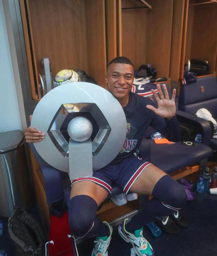 法尔克：拜仁仍在密切关注DV9，同时也对弗兰库利诺-朱感兴趣（法尔克：拜仁持续关注DV9，并对弗兰库利诺-朱抱有兴趣）