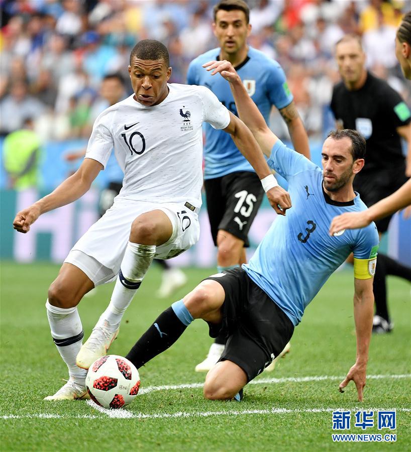 吉拉西多特生涯欧冠已打入15球，队史仅次于罗伊斯和莱万（吉拉西欧冠为多特已斩获15球，队史仅逊罗伊斯与莱万）